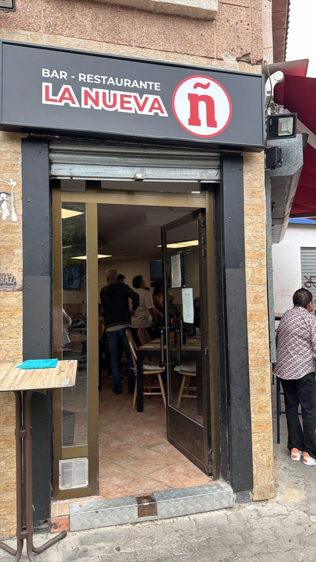 Fachada y entrada de La Nueva Ñ en la calle Salvador Dalí, 15
