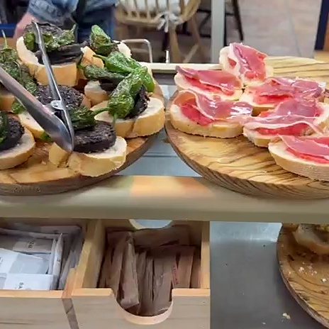 Pinchos de jamón, pimientos y morcilla sobre la barra de La Nueva Ñ