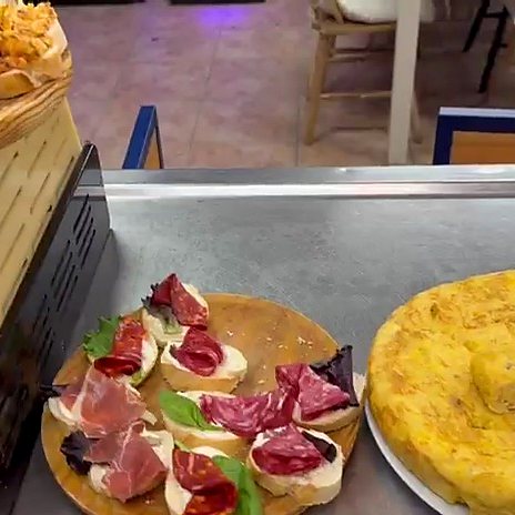 Tortilla de patatas y tostas de jamón en la barra de La Nueva Ñ