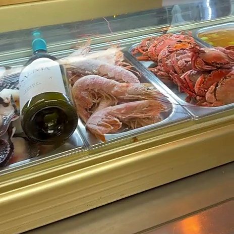 Vitrina de marisco de La Nueva Ñ con gambas y cigalas